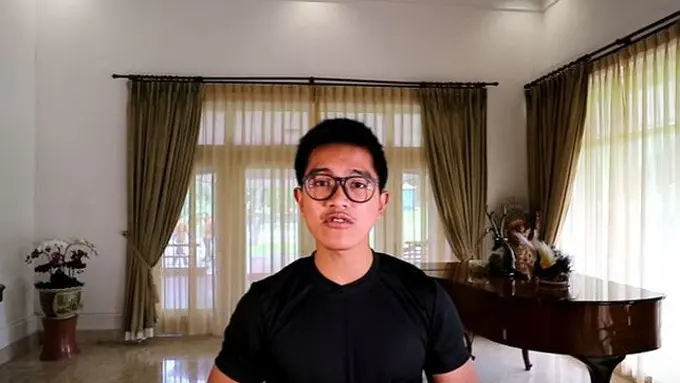 Gaya Kompak Monokrom Kaesang dan Jokowi Saat Adu Panah