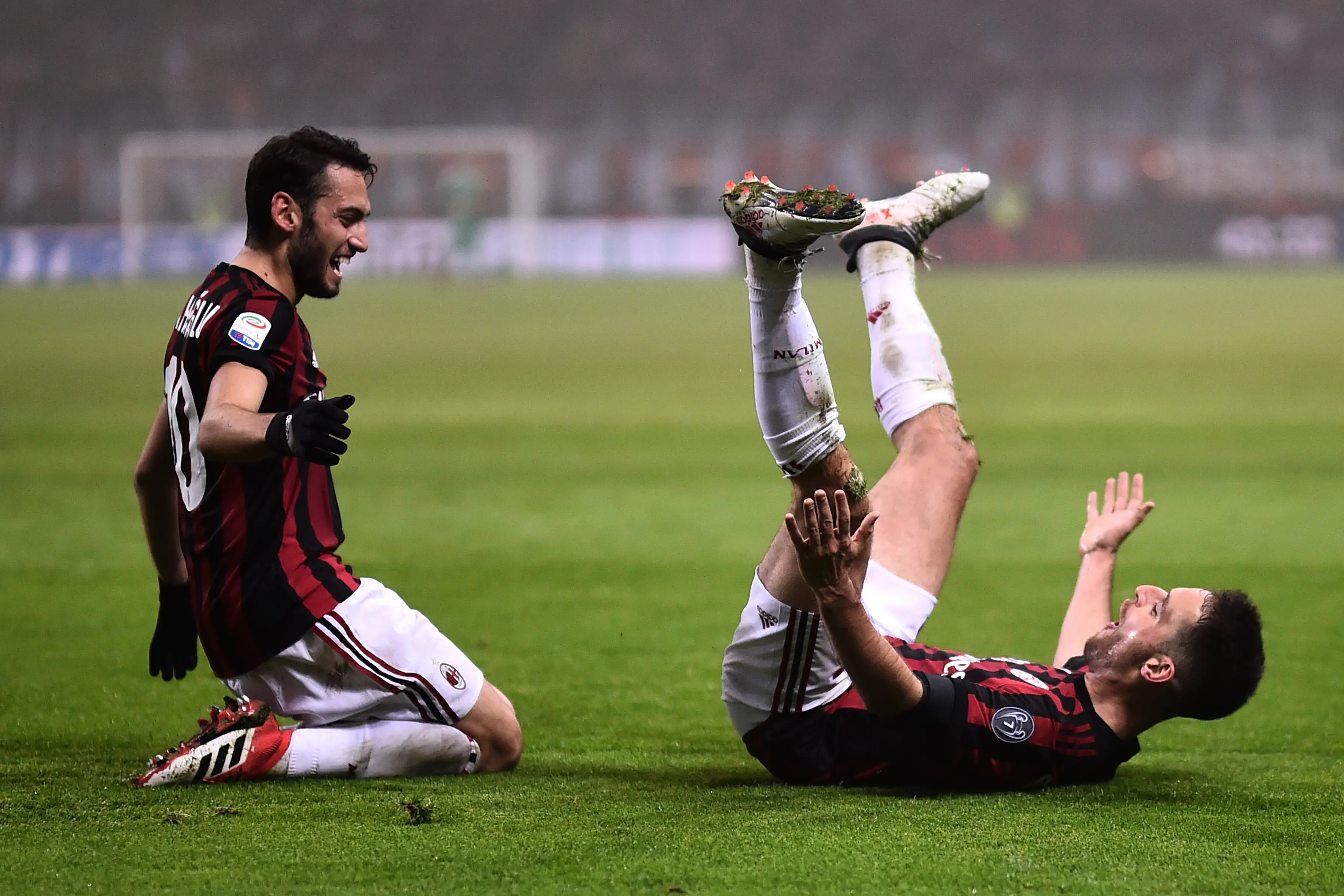 Giacomo Bonaventura (kanan) rayakan gol untuk AC Milan saat menang lawan Lazio (MARCO BERTORELLO / AFP)