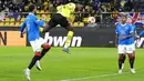 Pemain Borussia Dortmund Dan-Axel Zagadou menyundul bola ke gawang saat melawan Rangers pada pertandingan sepak bola Liga Europa di Dortmund, Jerman, 17 Februari 2022. Borussia Dortmund kalah 2-4. (AP Photo/Martin Meissner)