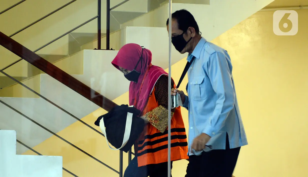 Kepala Dinas Pekerjaan Umum, Bina Marga, dan Sumber Daya Air nonaktif, Sunarti Setyaningsih akan menjalani pemeriksaan di Gedung KPK, Jakarta, Senin (4/5/2020). Sunarti diperiksa terkait dugaan menerima suap proyek infrastruktur di Dinas PUPR Kabupaten Sidoarjo. (merdeka.com/Dwi Narwoko)