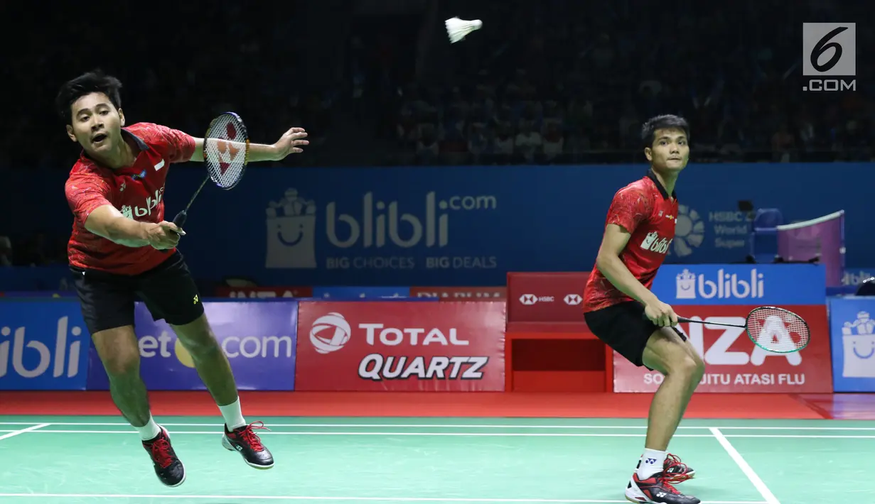 Ganda putra Indonesia, Ricky Karandasuwardi/Angga Pratama mengembalikan kok ke arah He Jiting/Tan Qiang (China) pada 32 besar Indonesia Open 2018 di Istora GBK, Jakarta, Rabu (4/7). Ricky/Angga unggul 16-21, 21-17, 26-24. (Liputan6.com/Helmi Fithriansyah)