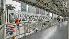 Pejalan kaki melintas di Jembatan Penyebrangan Orang (JPO) Dukuh Atas, Jakarta, Rabu (3/10). Rencananya Pemprov DKI Jakarta akan merelokasi JPO Dukuh Atas namun belum dapat dipastikan kapan dilaksanakan. (Liputan6.com/Herman Zakharia)