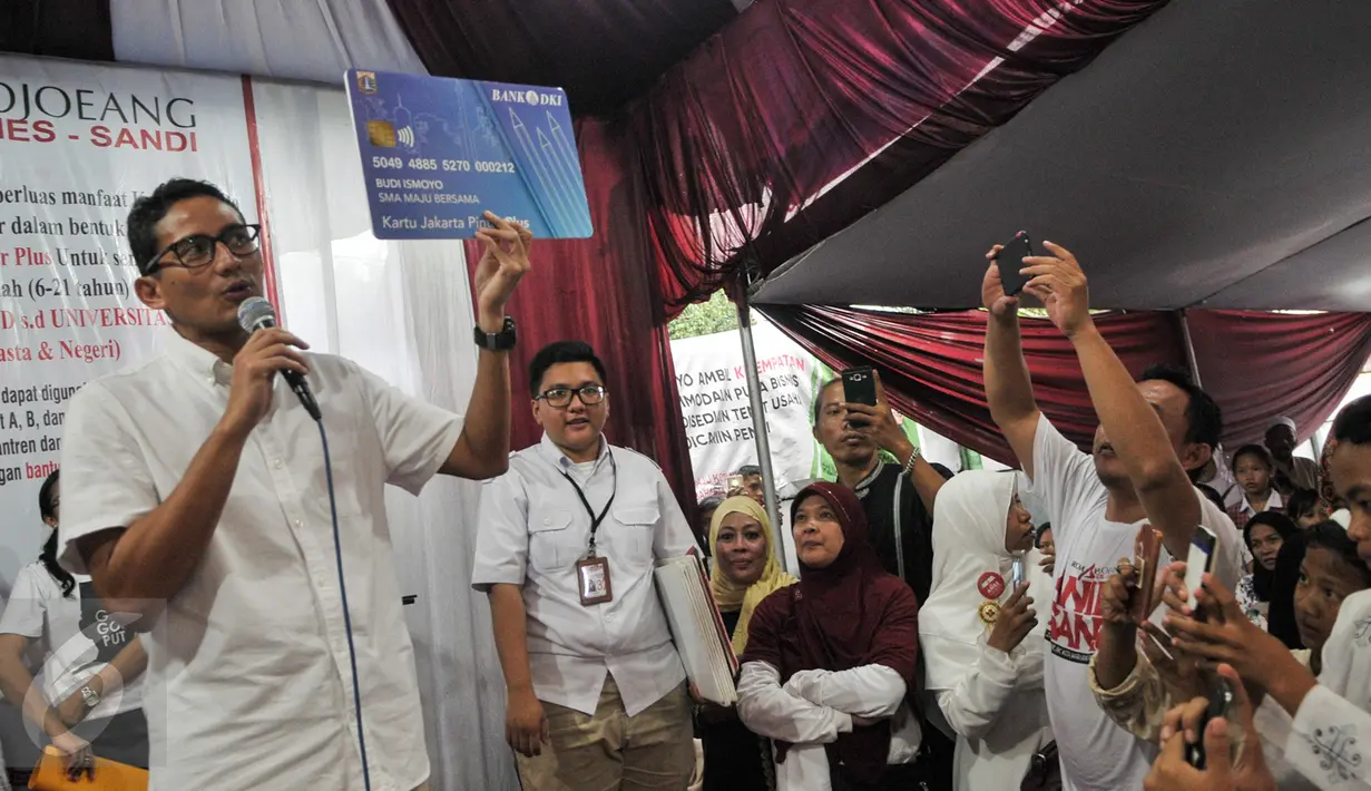 Cawagub DKI Jakarta, Sandiaga Uno saat mensosialisasikan program KJP Plus ke warga Batu Ampar, Kramatjati, Jakarta Timur, Senin (3/4). Selain sosialisasi, Sandi melantik kader Roemah Djoeang pemenangan di wilayah Batu Ampar. (Liputan6.com/Yoppy Renato)