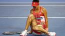 Petenis Serbia, Ana Ivanovic terjatuh saat berlaga pada Australia Open 2016 di Melbourne Park, Australia, Kamis (21/01/2016). (REUTERS/Thomas Peter)