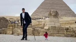 Jyoti Amge dan Sultan Kosen saat melakukan sesi pemotretan di  Mesir (26/1). Jyoti Amge memiliki tinggi 62,8 cm sedangkan Sultan Kosen 2,51 meter yang merupakan pria dan wanita tertinggi dan terpendek di dunia. (AFP Photo/Stringer)