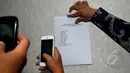 Kemenpora memperlihatkan nama-nama yang manjadi pembentukan tim transisi PSSI saat konferensi pers di kantor Kemenpora, Jakarta, Jumat (8/5/2015). Nama Ridwan Kamil tercantum dalam tim tersebut. (Liputan6.com/Yoppy Renato)