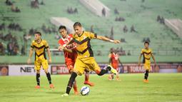 Pemain Mitra Kukar Asal Brasil, Rodrigo Do Santos (kanan) saat berebut bola dengan Pemain Persija Jakarta  pada laga Piala Jenderal Sudirman di Stadion Manahan, Solo, Sabtu (12/12/2015). (Bola.com/Nicklas Hanoatubun)