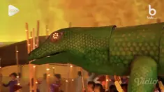 Sebuah boneka Komodo raksasa hadir dalam acara pembukaan Asian Para Games 2018