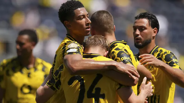 Skuad Borussia Dortmund meryakan gol Daniel Svensson ke gawang Ulsan Hyundai di Piala Dunia Antarklub 2025 di TQL Stadium, Kamis (26/06/2025). (AP Photo/Jeff Dean)