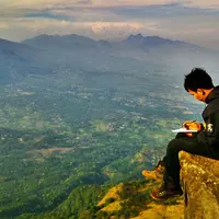 Tak hanya punya aktivitas seru, kamu juga bisa meresapi keindahan Tebing Keraton di kota Bandung. 