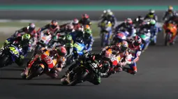 Para pebalap MotoGP memacu motornya pada MotoGP Qatar di Sirkuit Losail, Doha, Minggu (18/3/2018). Andrea Dovizioso menjadi juara seri ini dengan catatan waktu 42 menit 34,654 detik. (AFP/Karim Jaafar)