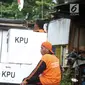 Petugas PPSU mendistribusikan logistik Pemilu 2019 ke wilayah RW di Kelurahan Palmeriam, Kecamatan Matraman, Jakarta, Selasa (16/4). Pendistribusian logistik pemilu 2019 untuk calon presiden dan legislatif sudah mencapai 99 persen dan siap didistribusikan ke setiap TPS. (merdeka.com/Iqbal S Nugroho)