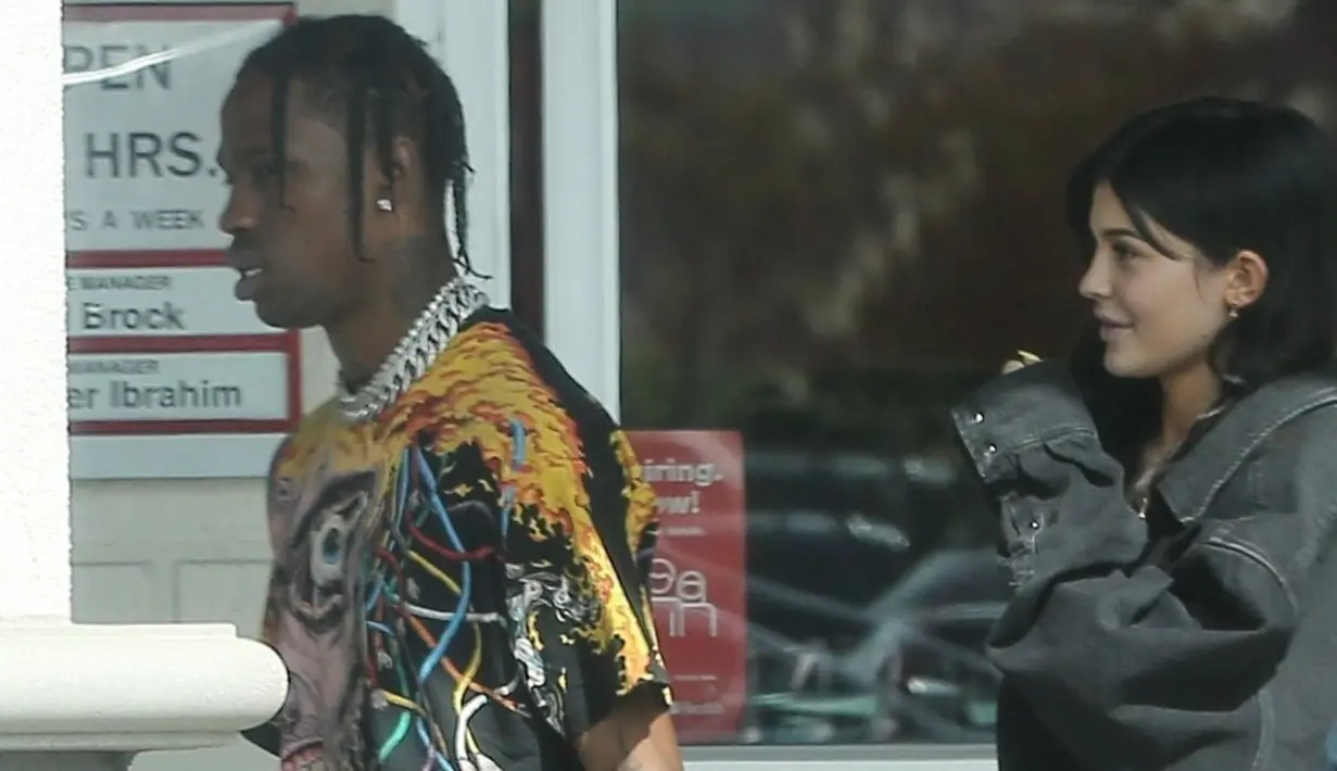 "Travis mengatakan bahwa Kylie sangat cantik sebelum memakai filler," jelas sumber. (OK! Magazine)