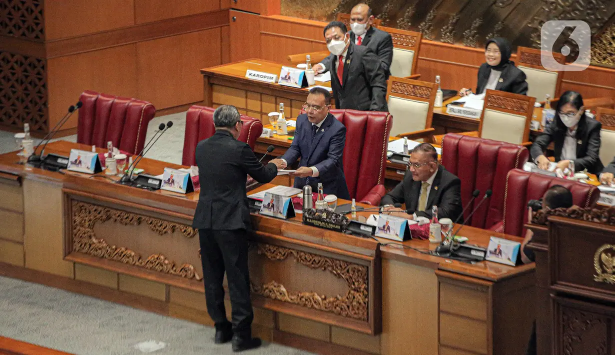 Wakil Ketua Komisi I DPR RI Abdul Kharis Almasyhari menyerahkan laporan hasil uji kelayakan dan kepatutan Calon Anggota KPI periode 2022-2025 kepada pimpinan sidang dalam Rapat Paripurna ke-15 masa persidangan III tahun 2022-2023 di Kompleks Parlemen, Senayan, Jakarta, Selasa (7/2/2023). Rapat Paripurna tersebut mengesahkan calon Anggota Komisi Penyiaran Indonesia (KPI) Periode 2022-2025. (Liputan6.com/Faizal Fanani)