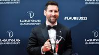 Pesepak bola Argentina, Lionel Messi berfoto bersama trofi penghargaan Olahragawan Terbaik Laureus Awards 2023 dalam acara seremoni Laureus Awards 2023 di Paris, Prancis, Selasa (9/5/2023) dini hari WIB. Selain mengantarkan Timnas Argentina menjadi juara Piala Dunia 2022 Qatar, Lionel Messi juga dinobatkan sebagai pemain terbaik turnamen. (AFP/Julien De Rosa)