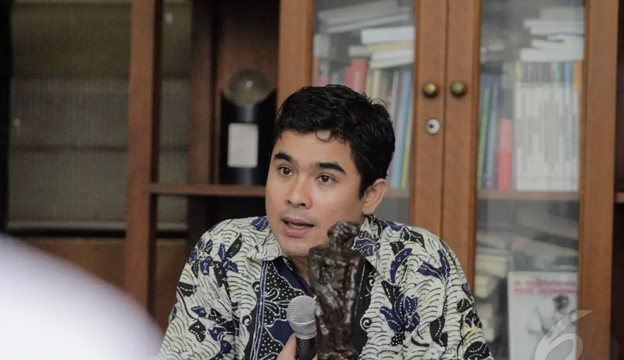 Sekjen Aliansi Jurnalis Independen (AJI), Arfi Bambani, menyampaikan keterangan dalam konferensi pers di Jakarta, Selasa (23/12/2014). (Liputan6.com/Faizal Fanani)