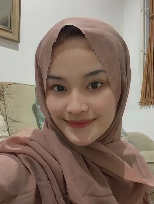Member JKT48 yang baru saja mengumumkan akan segera graduate beberapa kali pernah unggah fotonya saat berhijab. Potret Ashel berhijab ini tuai atensi publik. Ia dipuji cantik menawan dan cocok saat kenakan hijab. (Liputan6.com/IG/jkt48.ashel)