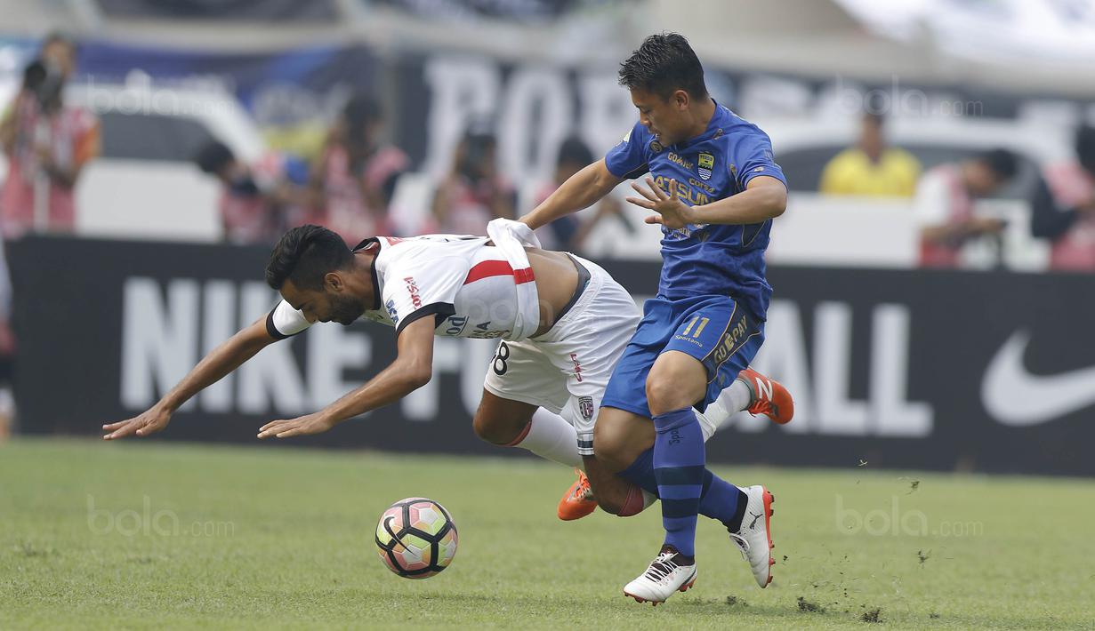 Gelandang Persib, Dedi Kusnandar, menjatuhkan gelandang Bali United, Marcos Flores, pada laga Liga 1 Indonesia di Stadion Si Jalak Harupat, Bandung, Kamis, (21/9/2017). Kedua klub bermain imbang 0-0. (Bola.com/M Iqbal Ichsan)