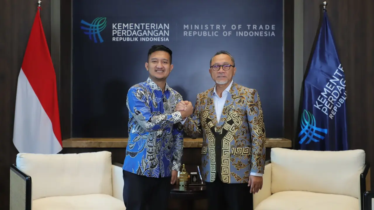Tom Liwafa bersama Ketum PAN Zulkifli Hasan. (Dian Kurniawan/Liputan6.com)