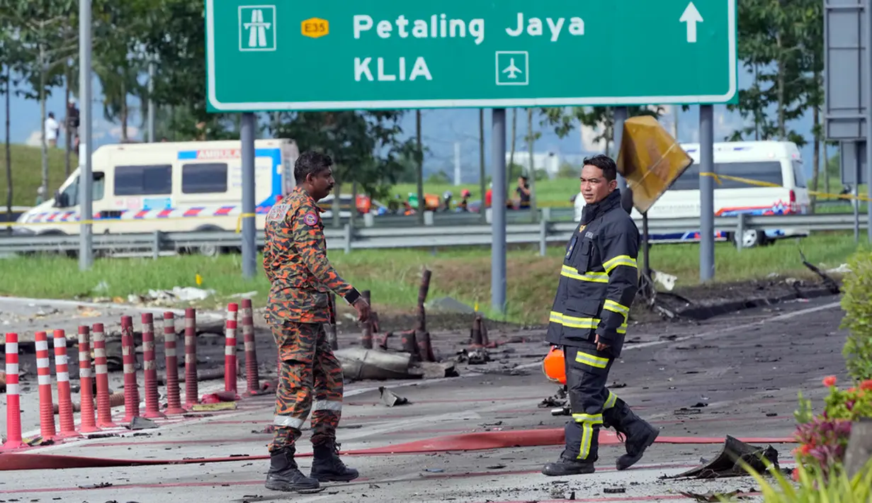 Sebanyak 10 orang tewas dalam kecelakaan pesawat tersebut. (AP Photo/Vincent Thian)