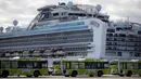 Bus-bus terparkir dekat kapal pesiar Diamond Princess yang dikarantina di sebuah pelabuhan di Yokohama, Jepang, Rabu (19/2/2020). Kedutaan Besar Republik Indonesia di Tokyo mengonfirmasi WNI yang terinfeksi virus corona (COVID-19) di kapal itu bertambah menjadi empat orang. (AP Photo/Jae C. Hong)