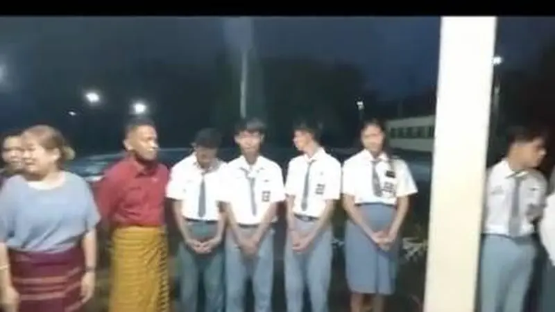 Masih Gelap Gulita, Ini 7 Potret Guru dan Murid di NTT yang Masuk Sekolah Jam 5 Pagi