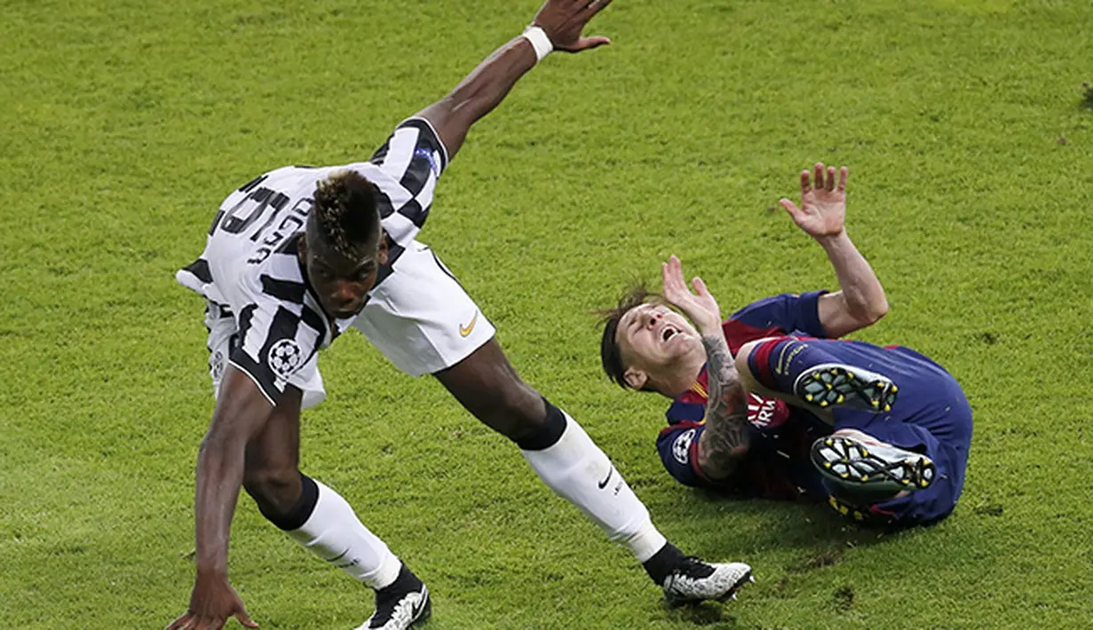 Aksi duel Paul Pogba,gelandang Juventus dengan penyerang Barcelona Lionel Messi. (REUTERS/Fabrizio Bensch)