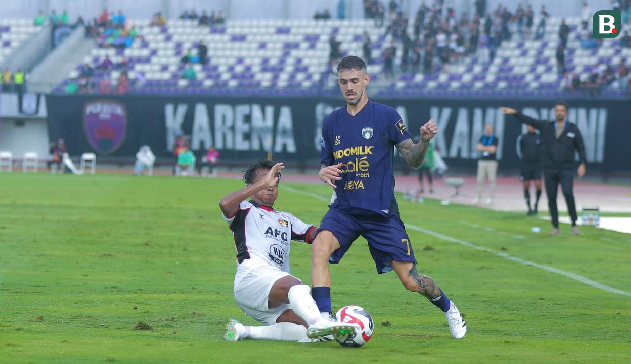 Pemain Persita Tangerang, Rayco Rodriguez, dihadang pemain Persik Kediri di BRI Super League di Stadion Indomilk Arena, Minggu (21/12/2025). (Bola.com/M Iqbal Ichsan)