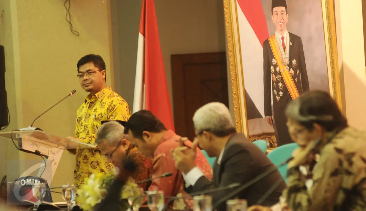 Ketua KPU Pusat Juri Ardiantoro memberi pemaparan saat acara penandatanganan nota kesepakatan di Gedung KPU, Jakarta, Selasa(29/11). (Liputan6.com/Helmi Afandi)