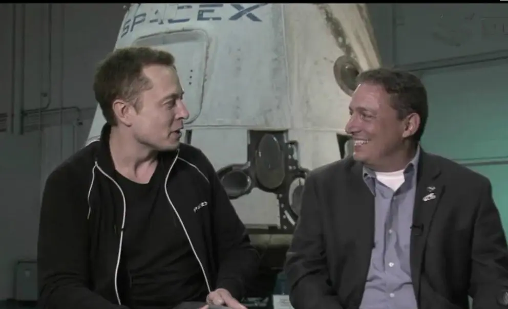 Elon Musk (kiri) (Wikimedia Commons)