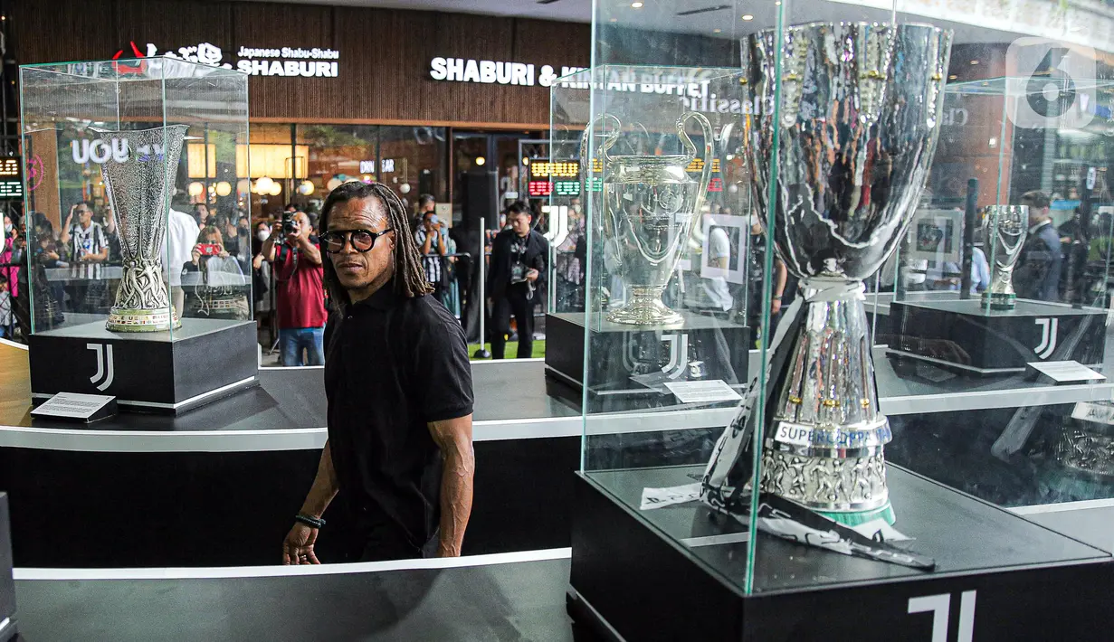 Legenda sepak bola Juventus Edgar Davids melihat-lihat trofi yang dipamerkan saat pembukaan Juventus Village di Lippo Mall Kemang, Jakarta Selatan, Jumat (27/1/2023). Juventus Village yang dibuka pada 27-29 Januari 2023 bakal memanjakan fans dengan beragam acara seperti meet and greet dengan Edgar Davids, pameran trofi dan replika ruang ganti hingga game-game menarik. (Liputan6.com/Faizal Fanani)