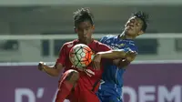  Bek kanan Persib, Hen Hen (kanan) mengawal ketat pemain Semen Padang di laga perebutan tempat ketiga Piala Presiden 2017, Sabtu (11/3/2017). (Liputan6.com/Helmi Fithriansyah)