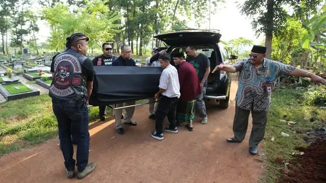 8 Momen Prosesi Pemakaman Chef Haryo Pramoe, Diiringi Tangis Haru Keluarga