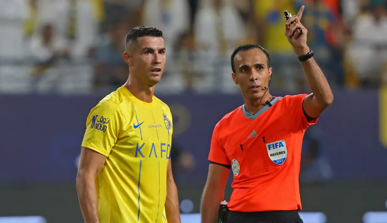 Al Nassr sempat mendapatkan hadiah penalti di menit ke-45+10, tapi wasit menganulirnya. Skor tidak berubah hingga turun minum. (AFP/Fayez Nureldine)