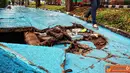 
Citizen6, Bandung: Seorang pejalan kaki melewati trotoar yang rusak di kawasan Jalan Ir.H.Juanda,Kota Bandung, Sabtu(16/4). Trotoar yang rusak tersebut berfungsi pula sebagai jalur sepeda, sehingga dapat membahayakan pengguna sepeda. (Aries Rachmandy)