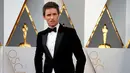 Aktor asal Inggris, Eddie Redmayne, berpose di red carpet Piala Oscar 2016 di Hollywood, California, Minggu (28/2). Eddie masuk dalam nominasi aktor terbaik berkat perannya sebagai seorang transgender di film The Danish Girl. (REUTERS/Lucy Nicholson)