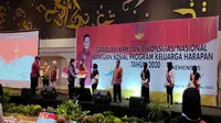 Bupati Cirebon Imron saat mengikuti acara Graduasi KPM dan Rekonsiliasi Nasional Bansos Program PKH. Foto (Liputan6,com / Panji Prayitno)