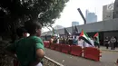 Sejumlah anak menyaksikan massa GMI berunjuk rasa di depan Kedutaan Besar Australia, Jakarta, Senin (26/11).  (Liputan6.com/Iqbal S Nugroho)