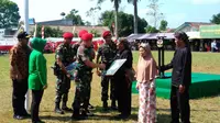 Komandan Jenderal Kopassus Mayjen TNI Madsuni saat memberikan bantuan secara simbolis kepada warga dan Mamah, yang menerima bantuan bedah rumah. (Liputan6.com/Ahmad Romadoni)