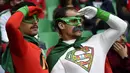 Gaya suporter Portugal dengan kostum super hero saat melawan Islandia pada laga Grup F Piala Eropa 2016 di Stade Geoffroy Guichard, Saint-Etienne, Rabu (15/6/2016) dini hari WIB. (AFP/Jeff Pachoud)