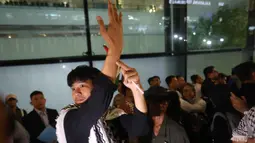 Salah satu jurnalis yang tergabung dalam misi Global Sumud Flotilla 2.0 menunjukkan luka bekas kekerasan militer Israel saat tiba di pintu kedatangan Terminal 3 Bandara Internasional Soekarno-Hatta pada Minggu (24/5/2026) sore. (Kapanlagi.com/Budy Santoso)