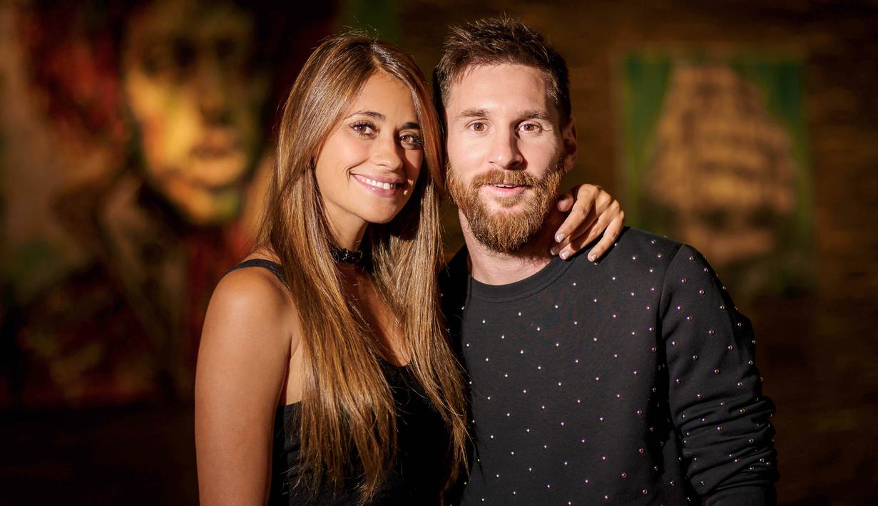 Bintang Barcelona, Lionel Messi bersama Antonella Roccuzzo berpose sebelum acara pernikahannya di Rosario, Argentina, (30/6/2017). (Photo by Andres Preumayr/Nueva Comunicacion/AFP)