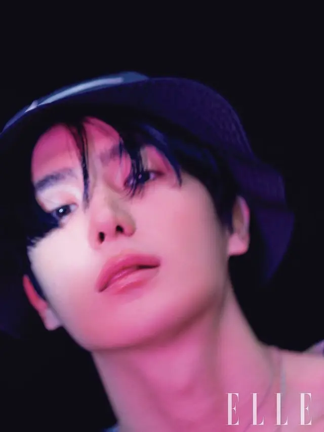 Hyunjae The Boyz melalukan pemotretan bersama ELLE Korea Edisi Januari 2022