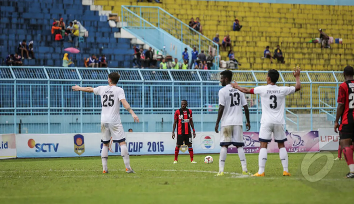 Penyerang Persipura Jayapura, Boas Solossa menjadi eksekutor tendangan bebas saat laga melawan Mitra Kukar di SCM Cup 2015, Stadion Kanjuruhan Malang, Selasa (20/1/2015). (Liputan6.com/Faizal Fanani) 