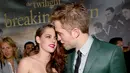 Namun sempat beredar kabar bahwa, Robert Pattinson belum bisa melupakan sosok bayang-bayang Kristen Stewart dari pikirannya. Robert juga masih menunjukan harapannya untuk Kristen. (AFP/Bintang.com)