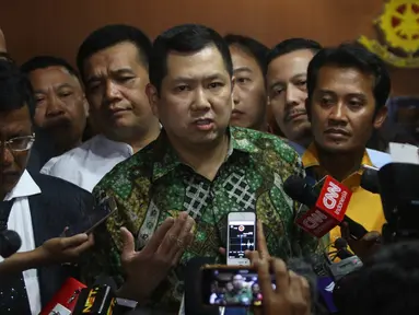 Hary Tanoesoedibjo memberikan keterangan pers usai menjalani pemeriksaan di Direktorat Tindak Pidana Siber Bareskrim Polri, Jakarta, Jumat (7/7). (Liputan6.com/Angga Yuniar)