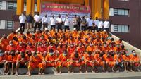 Puluhan tersangka kasus judi di Riau (baju oranye) yang ditangkap Polda Riau sejak Agustus. (Liputan6.com/M Syukur)