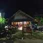 Kedai Kandang Kopi di malam hari. (Liputan6.com/Musthofa Aldo)