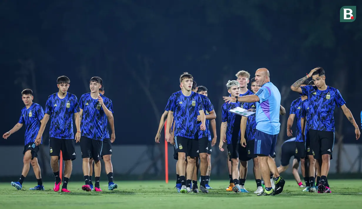 Seorang tim pelatih Timnas Argentina U-17 sedang memberikan instruksi kepada pemainnya saat latihan resmi menjelang laga perempat final Piala Dunia U-17 2023 melawan Timnas Brasil U-17 di Lapangan Banteng, Jakarta, Kamis (23/11/2023). (Bola.com/Bagaskara Lazuardi)