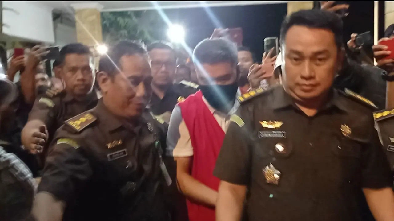 Pelaksana lapangan PT Lawu, GSA ditahan Kejati Sulawesi Tenggara terkait dugaan kasus korupsi pertambangan di lahan PT Antam Konawe Utara, Senin (19/6/2023).(Liputan6.com/Ahmad Akbar Fua).